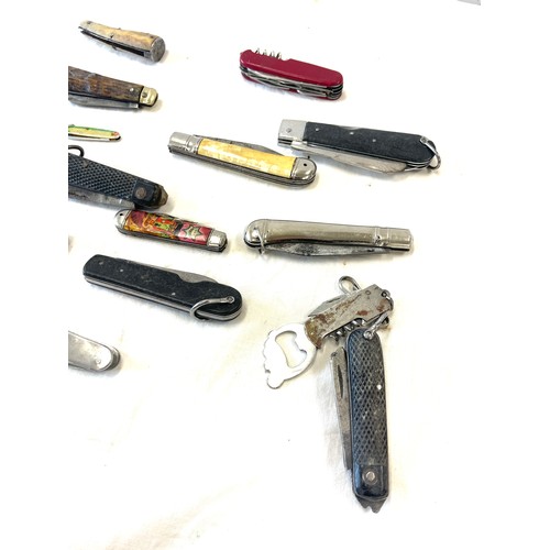 135 - Selection of 16 assorted pen knives