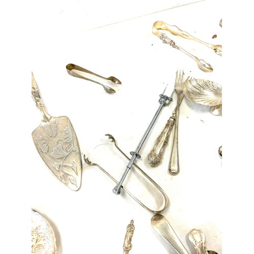 106 - Selection of silver plated cutlery mainly Kings pattern to include cake slices, sugar nips, mustard ... 