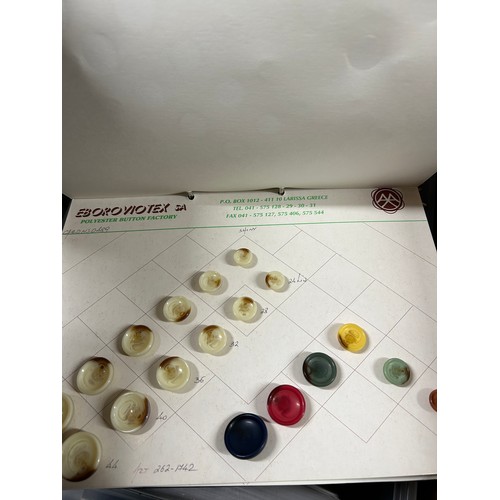 189 - Large selection of assorted vintage and later buttons