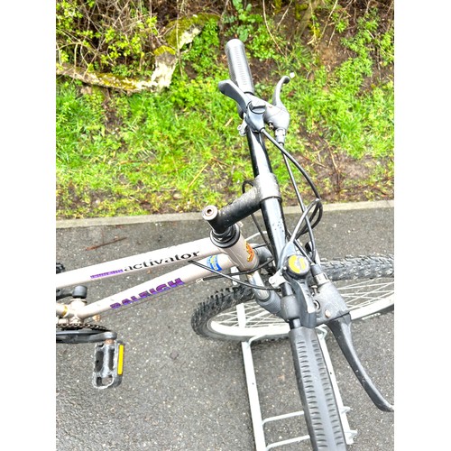 100F - Raleigh activator ladies mountain bike, over all good condition, working brakes and gears