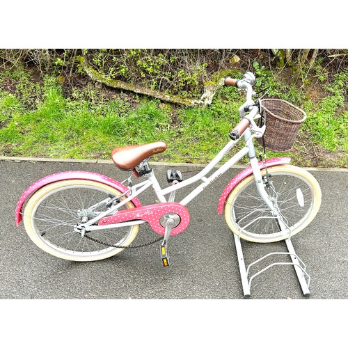 100A - Girls Pendleton Hanberry bike, over all good condition