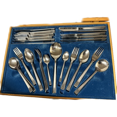 221 - Canteen of cutlery