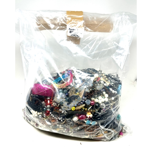 426 - 10kg UNSORTED COSTUME JEWELLERY inc. Bangles, Necklaces, Rings, Earrings.