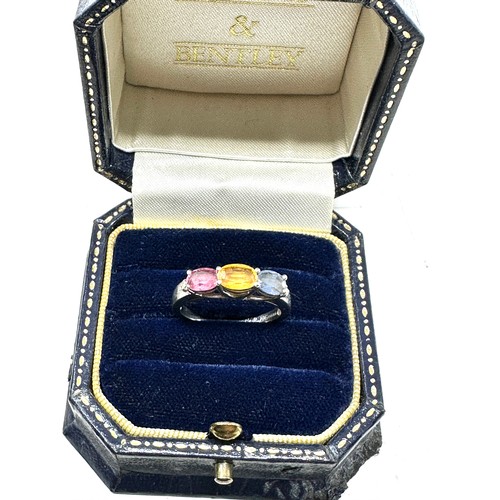 119 - 9ct white gold vari-hue sapphire three stone ring with diamond accents (2.8g)