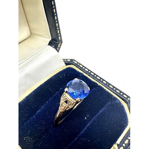 287 - 9ct gold synthetic sapphire single stone ring (2g)