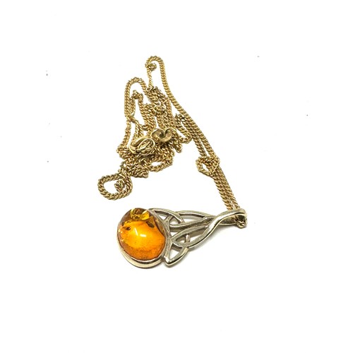 243 - 9ct gold amber pendant necklace (3g)