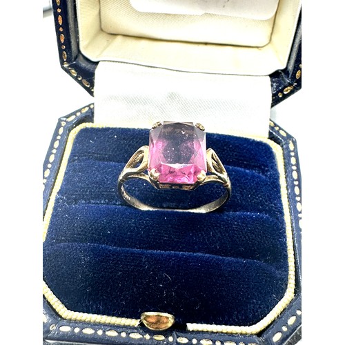 108 - 9ct gold purple paste single stone ring (2g)