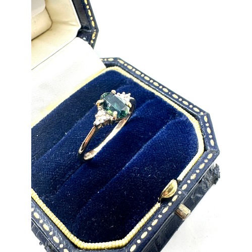 102 - 9ct gold diamond & green sapphire dress ring (1.7g)