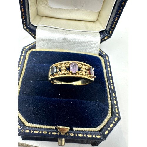105 - 9ct gold sapphire, garnet & amethyst three stone ring (2.6g)