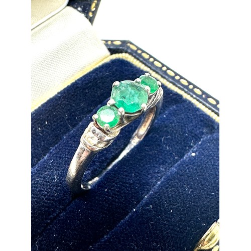 255 - 9ct white gold emerald t ring with diamond shoulders  (2.7g)