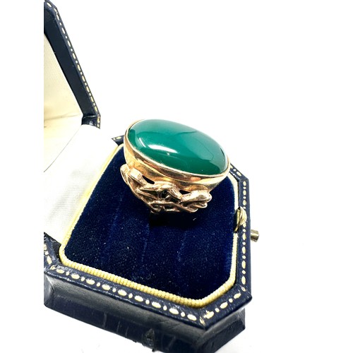 249 - 9ct gold chrysoprase cocktail ring with openwork shank (11.3g)