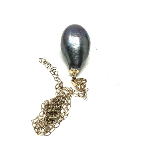 168 - 14ct gold bailed cultured peacock pearl pendant necklace (7.4g)