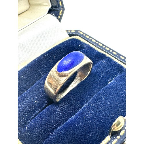 128 - 9ct gold blue hardstone set band ring (2.3g)