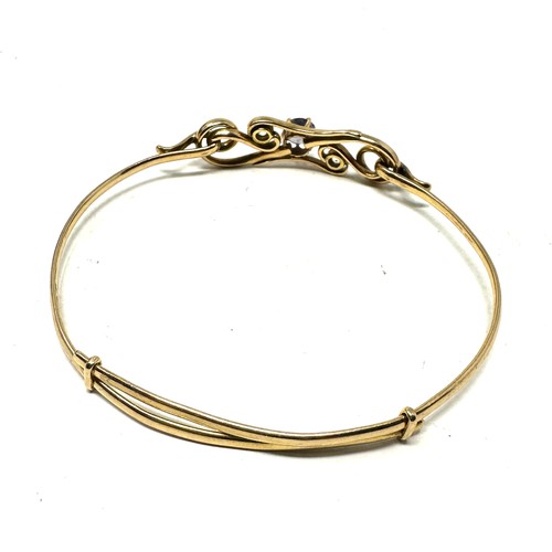 137 - 18ct gold diamand and colour change corrundum bangle (8.5g)