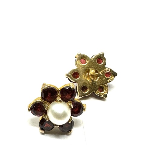 257 - 9ct gold garnet & cultured pearl  stud earrings (2.3g)