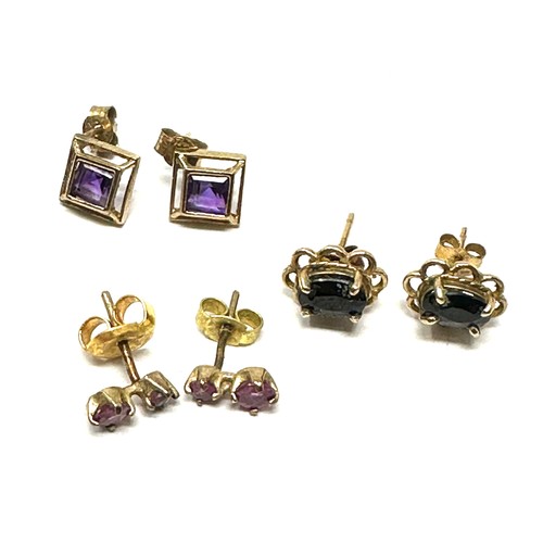 113 - 3 x 9ct gold paired gemstone earrings inc. amethyst, sapphire & ruby (2.6g)
