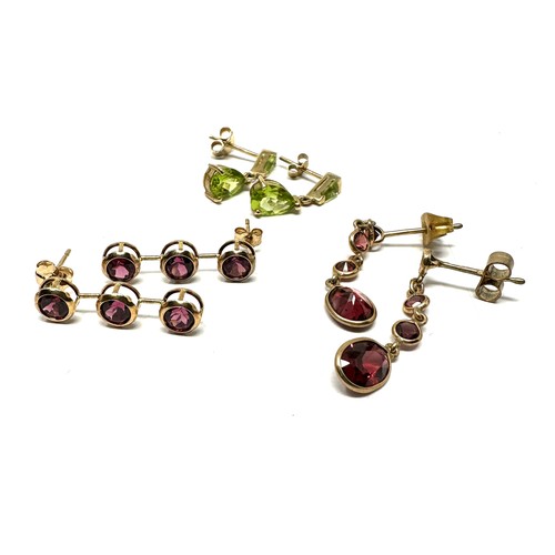 114 - 3 x 9ct gold paired gemstone drop earrings inc. garnet & peridot (3.8g)