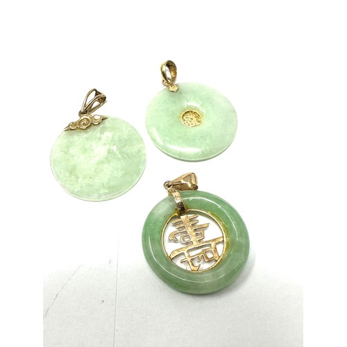 151 - 3 x 9ct gold bail jade pendants (8.6g)