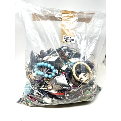 425 - 10kg UNSORTED COSTUME JEWELLERY inc. Bangles, Necklaces, Rings, Earrings.