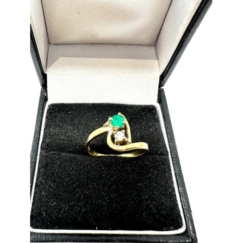 295 - 18ct yellow gold vintage synthetic emerald ring (2.2g)