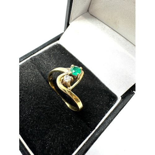 295 - 18ct yellow gold vintage synthetic emerald ring (2.2g)