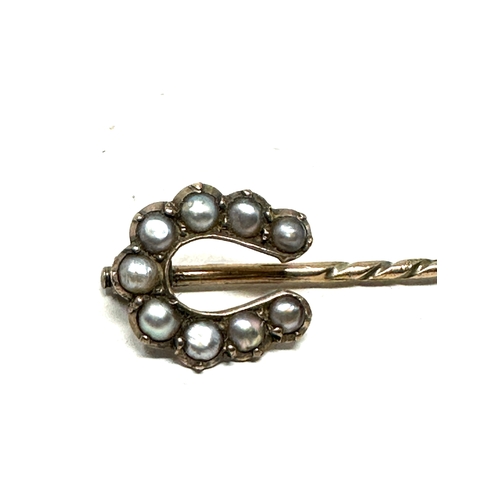 89 - Antique gold horse shoe & seed pearl stick pin measures approx 5cm long weight 1.6g