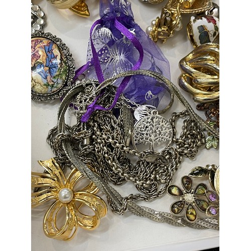 353 - Selection of assorted costume jewellery includes Charms, brooches, clip in earrings etc