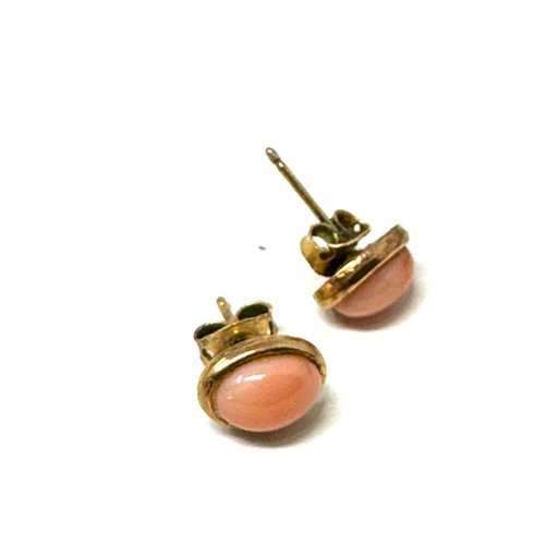 290 - 9ct gold paired coral stud earrings (0.5g)