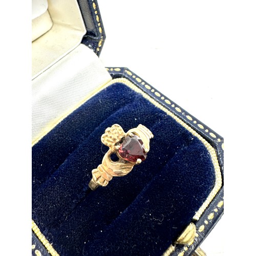 216 - 9ct gold garnet claddagh style ring (1.2g)