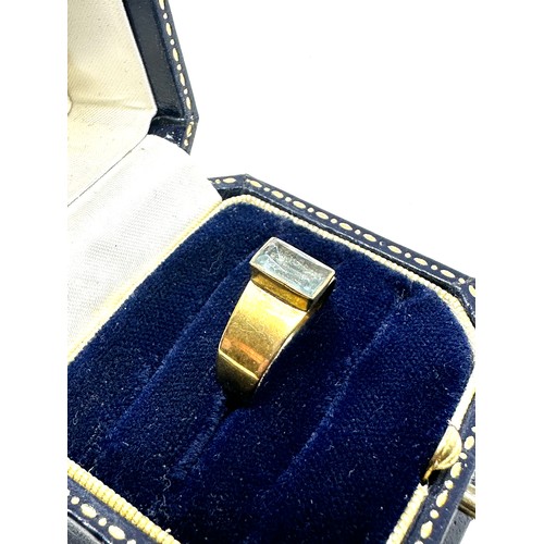 263 - 8ct gold blue paste single stone ring (1.6g)