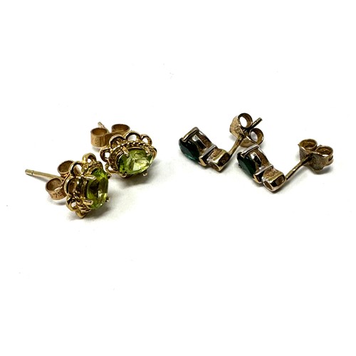 224 - 2 x 9ct gold paired gemstone stud earrings inc. peridot, synthetic emerald (2.7g)