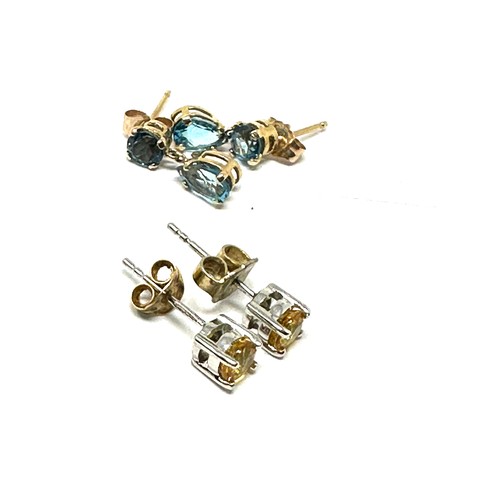 287 - 2 x 9ct gold paired blue and yellow topaz stud earrings (2g)