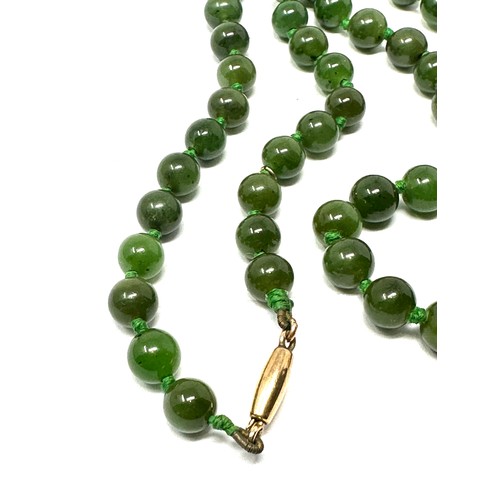 187 - 9ct gold clasp nephrite beaded necklace (45g)