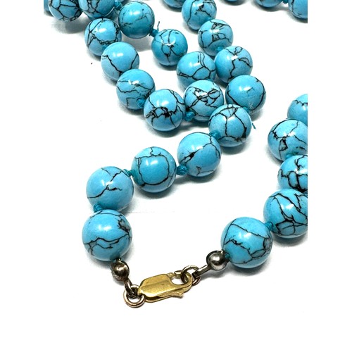 196 - 9ct gold clasp faux turquoise single strand necklace (42g)