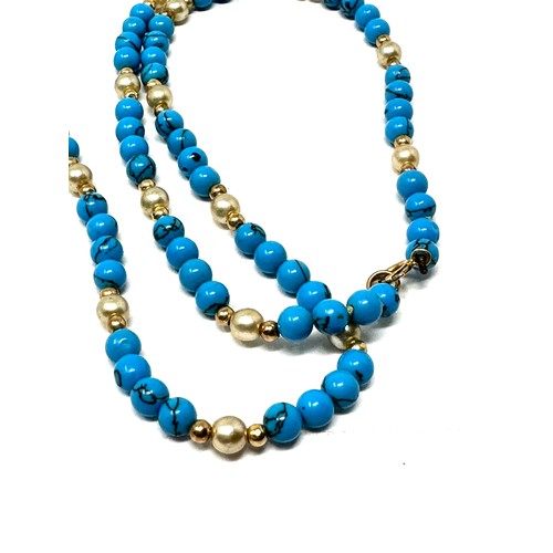 197 - 9ct gold dyed howlite & faux pearl beaded necklace (8g)