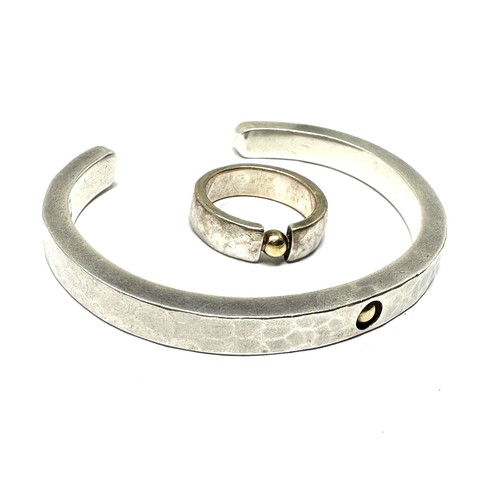 230 - 9ct gold and silver minimalist bangle and ring set 39g)