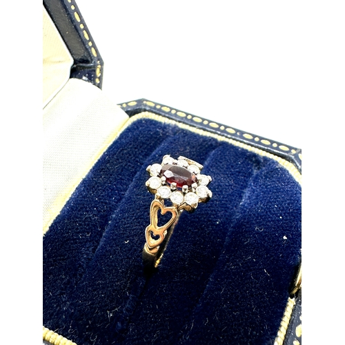 114 - 9ct gold garnet & clear stone ring 1.3g