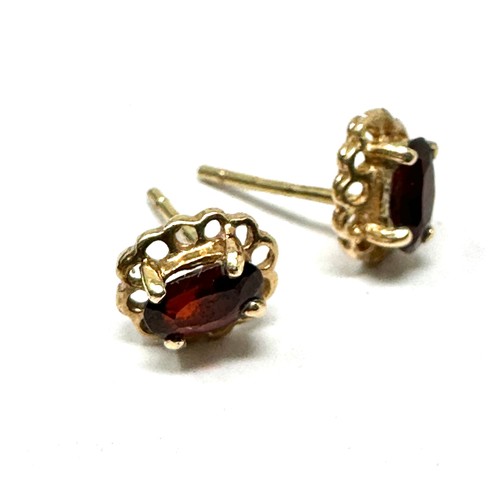 118 - 9ct gold garnet earrings 0.8g