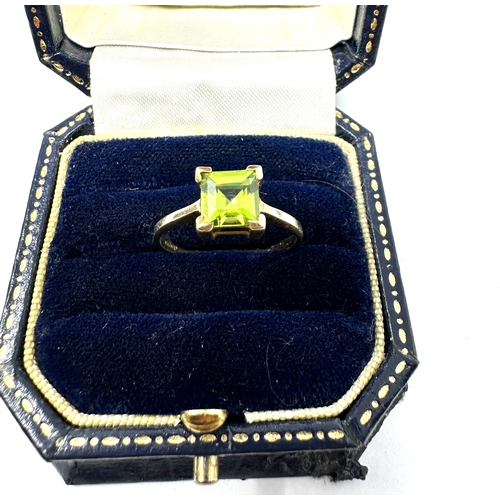 122 - 9ct gold peridot ring 2.2g