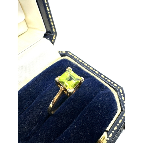 122 - 9ct gold peridot ring 2.2g