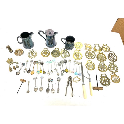 306 - Selection of assorted metalware includes horse brasses, spoons, tankers etc