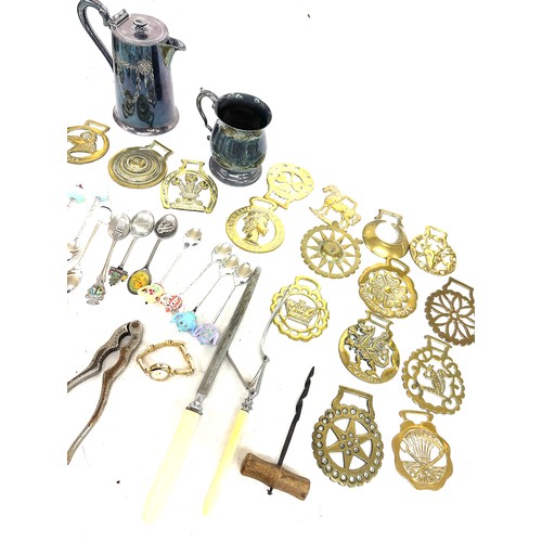 306 - Selection of assorted metalware includes horse brasses, spoons, tankers etc