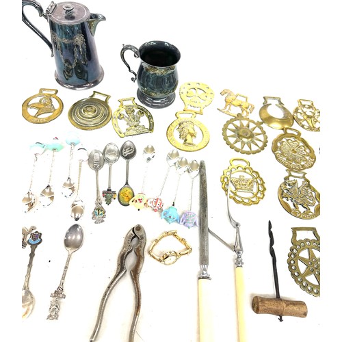 306 - Selection of assorted metalware includes horse brasses, spoons, tankers etc