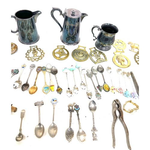 306 - Selection of assorted metalware includes horse brasses, spoons, tankers etc