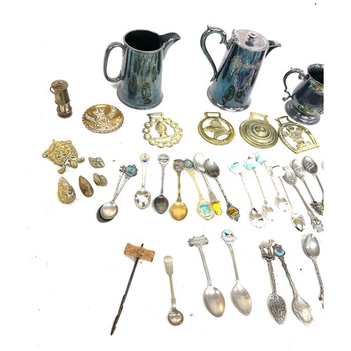 306 - Selection of assorted metalware includes horse brasses, spoons, tankers etc