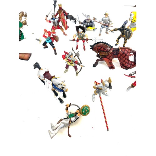 34 - 18 Papo medieval knights action figures