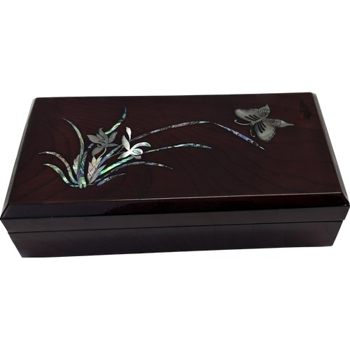 297 - Vintage oriental lacquered box meausres approx 4 inches wide by 3 inches tall