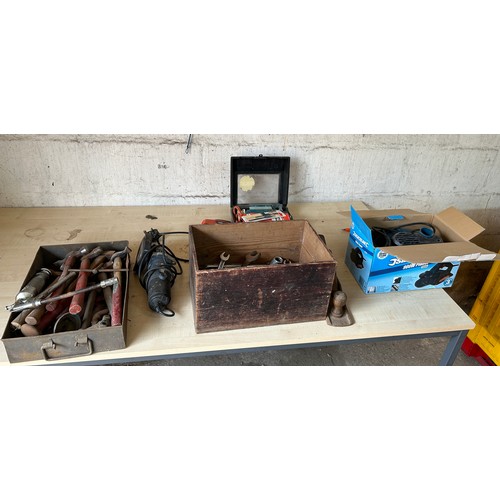 581 - Assortment of vintage and later tools to include black and decker jigsaw, 900w planer etc and a vint... 