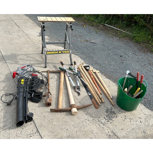 579 - Eckman leaf blower in working order with a selection of large gardening tools and a bench vice