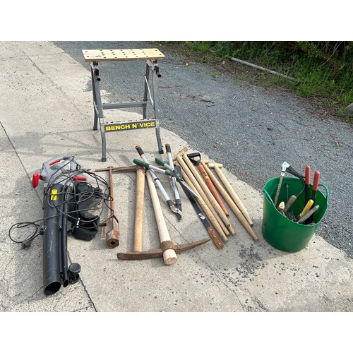 579 - Eckman leaf blower in working order with a selection of large gardening tools and a bench vice